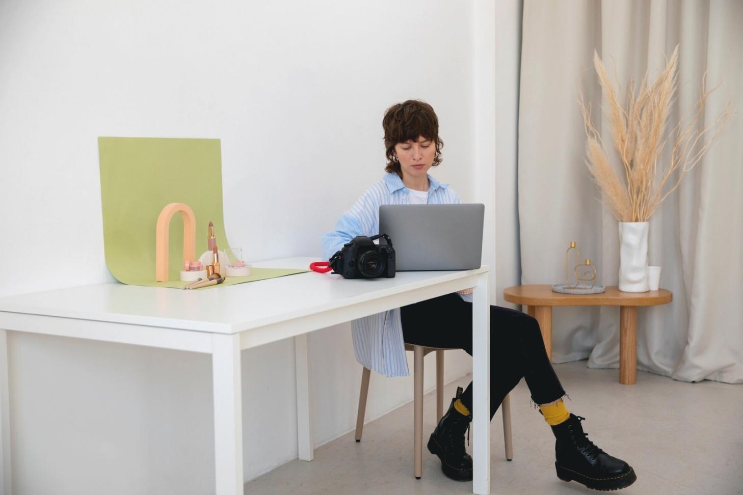 Анализ данных и финансовые графики на экране компьютера