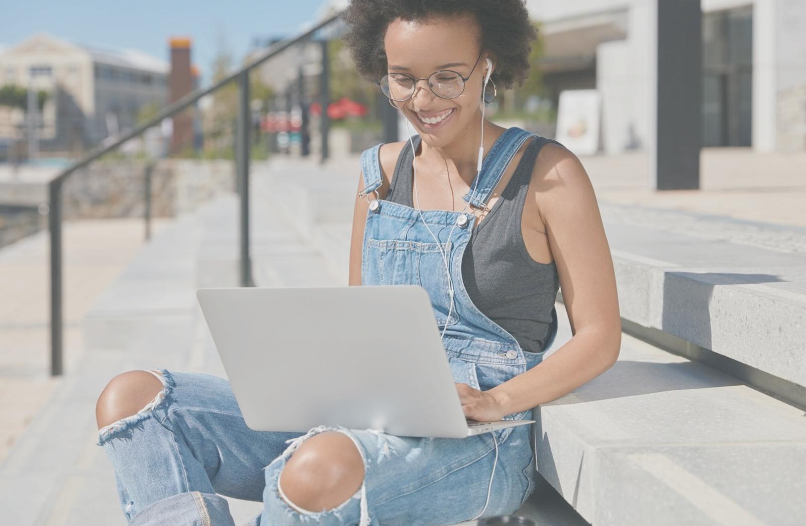 Студенты работают над финансовыми проектами в современной аудитории